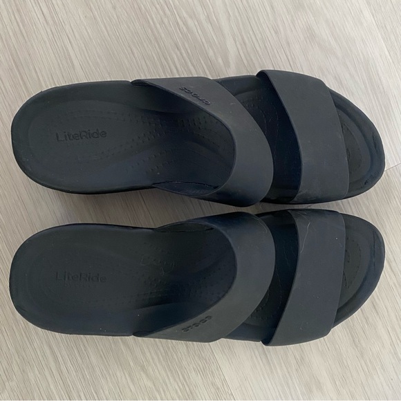 CROCS Brooklyn Black Wedge Platform Slide Sandals 8 - Picture 2 of 5